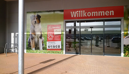 Außenansicht des ZOO & Co. Marktes in Sangerhausen